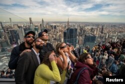 New York'ta halk güneş tutulmasını özel gözlüklerle izledi.