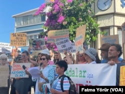 Ada sakini Oyuncu Tilbe Saran, “Adalar şehir değil, dört tarafı sularla çevrilidir” dedi.