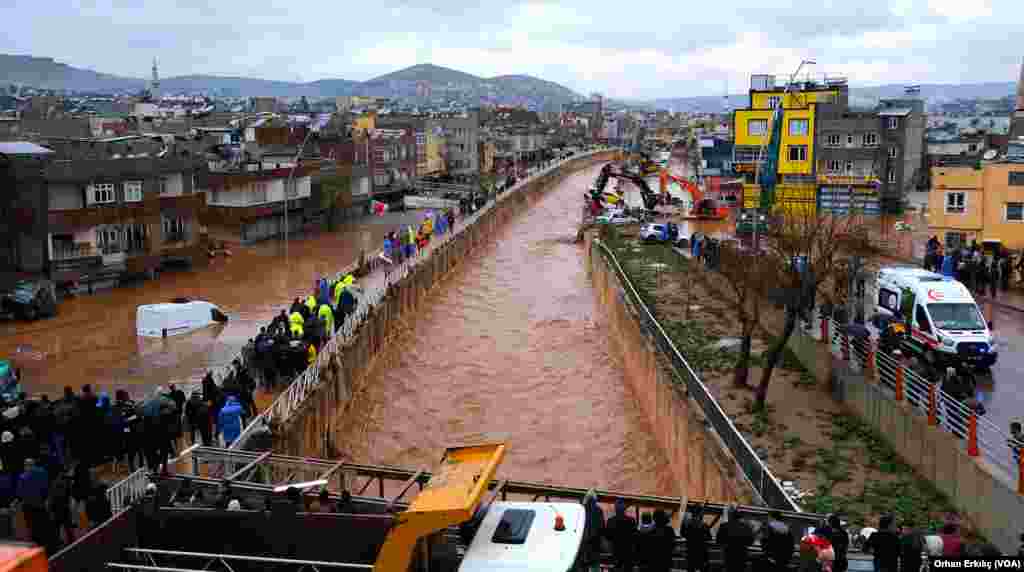 Şanlıurfa&#39;da bir alt geçit sular altında kaldı, ekipler 2 kişinin cesedine ulaştı.&nbsp;