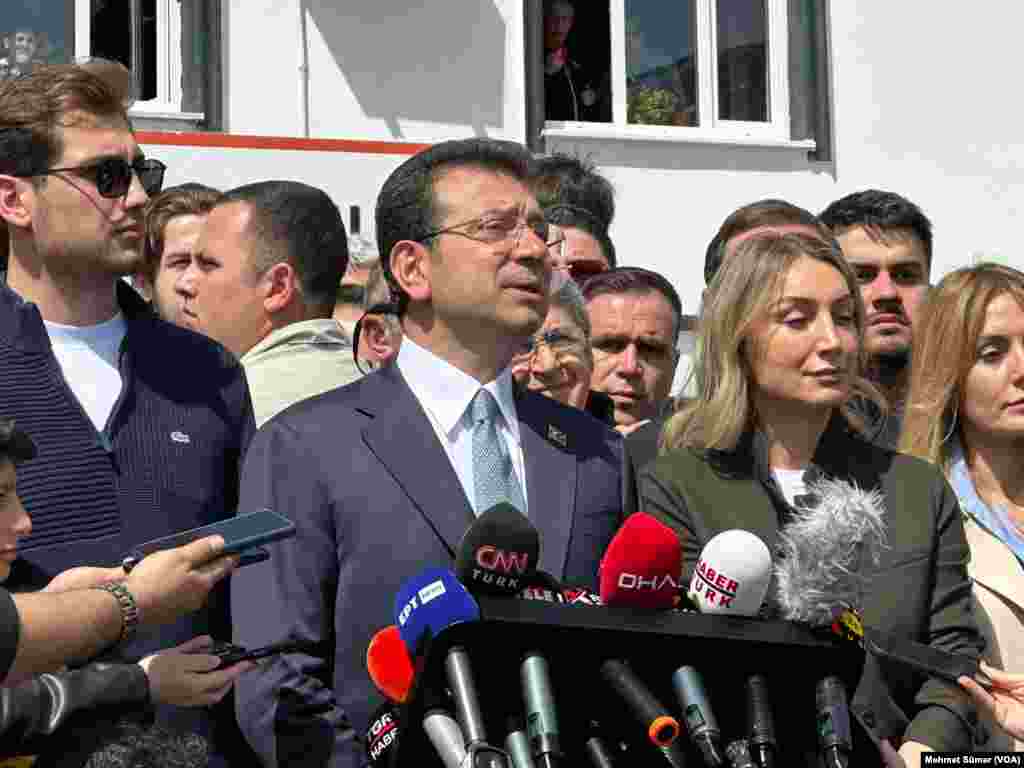 CHP&#39;nin İstanbul Büyükşehir Belediye Başkan adayı ve mevcut başkanı Ekrem İmamoğlu ise Beylikdüzü&rsquo;ndeki Emin Yükseloğlu Kız Anadolu İmam Hatip Lisesi&rsquo;nde oyunu kullandı. İmamoğlu yaptığı açıklamada,&nbsp;&quot;Milletimizin huzuru, barışı, birarada yaşama mutluluğu için hayırlı olsun&quot; dedi. Mehmet Sümer, İstanbul