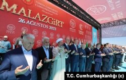 Türklerin Anadolu’ya yerleşmesinin “miladı” olarak kabul edilen Malazgirt Zaferi’nin 952. Yılında, Cumhurbaşkanı Recep Tayyip Erdoğan ve devlet erkanı Muş’ta bulunan Malazgirt Mili Park Alanı’nda buluştu.