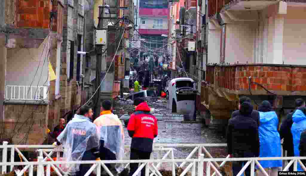 Can kayıplarına neden olan afetin ardından bölgede arama kurtarma faaliyetleri sürüyor.&nbsp;