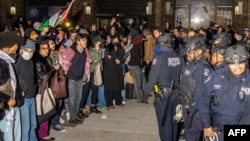 New York Üniversitesi’nde Pazartesi gecesi düzenlenen Filistin yanlısı protesto sırasında 150’den fazla kişi gözaltına alındı. 