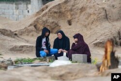 فلسطینی خواتین عید کے روز دیر البلاح، غزہ میں اپنے عزیزوں کی قبروں پر سوگ مناتےہوئے، فوتو اے پی 10 اپریل2024