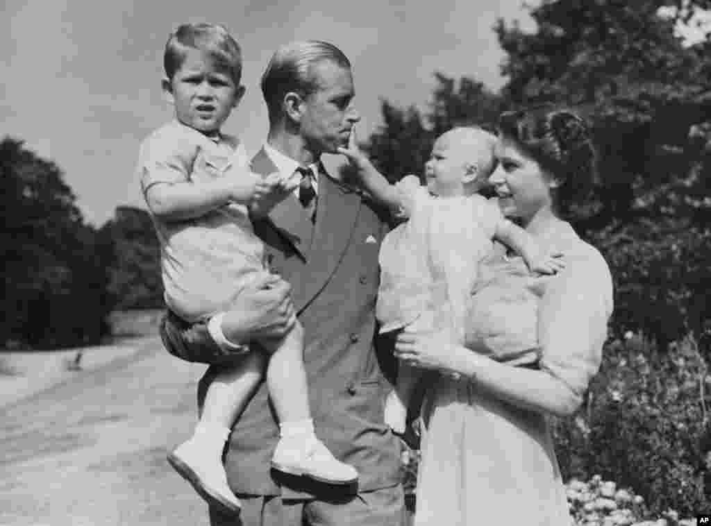 Ağustos 1951&#39;de çekilen bu fotoğrafta Prenses Elizabeth ve eşi Prens Philip&#39;le beraber çocukları Prens Charles ve Prenses Anne birlikte