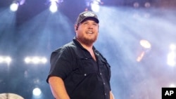 Country müziğin günümüzdeki en ünlü isimlerinden Luke Combs