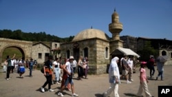 Turistler, İstanbul'daki bir film stüdyosunu ziyaret ediyor.