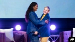 Michelle Obama ve Ellen Degeneres, Washington'daki Warner Tiyatrosu'nda düzenlenen kitap tanıtımı etkinliğinde biraraya geldi.