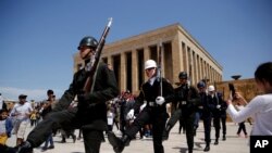 Resmi törenlerin ardından Anıtkabir ziyarete açıldı.